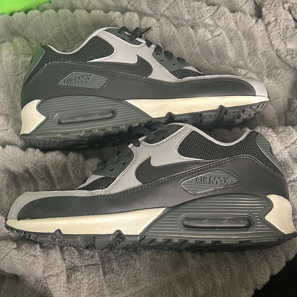 Nike Mens Air Max 90 Essential - Picture 2 of 9